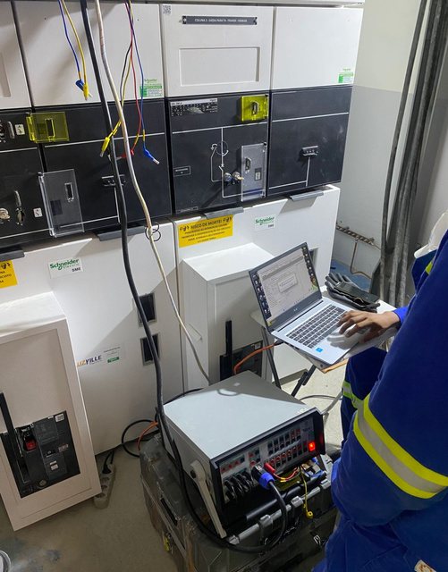 Ensaio de relé de proteção com equipamento de teste em campo