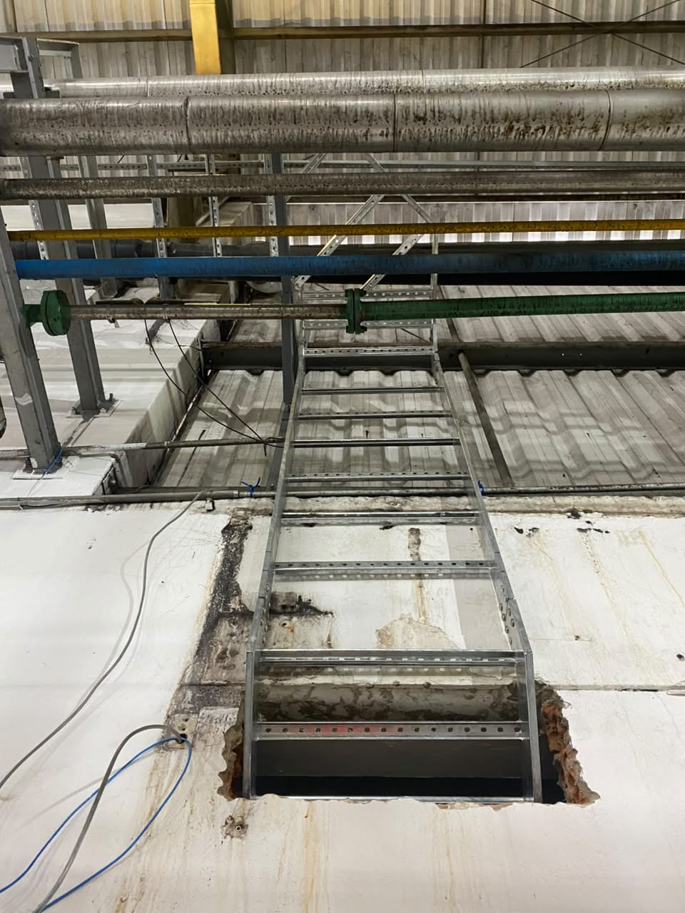 Montagem de leitos para cabos em instalação elétrica industrial