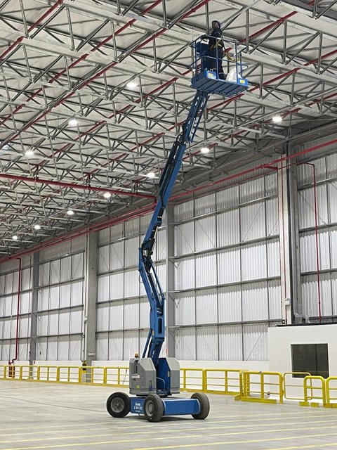 Montagem elétrica em galpão industrial