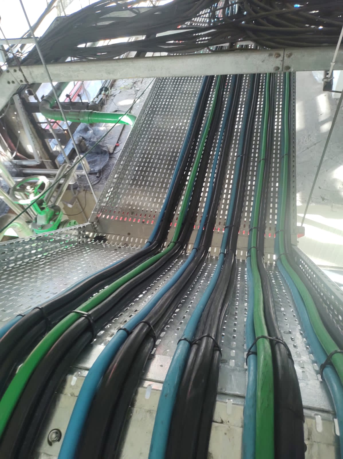 Lançamento de cabos elétricos em obra